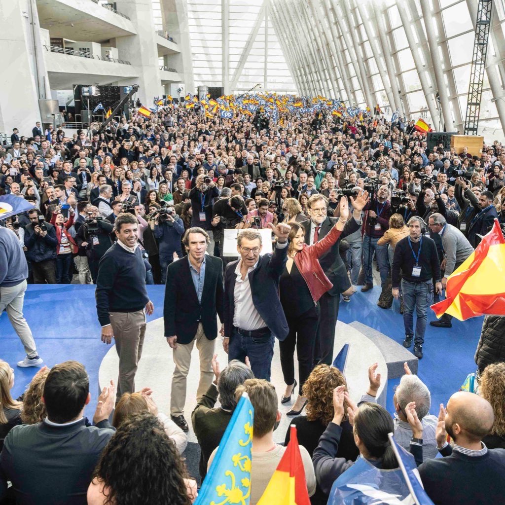 RamonLopez_G's tweet photo. Cómo empieza                      Cómo acaba https://t.co/GlOTivK1OB