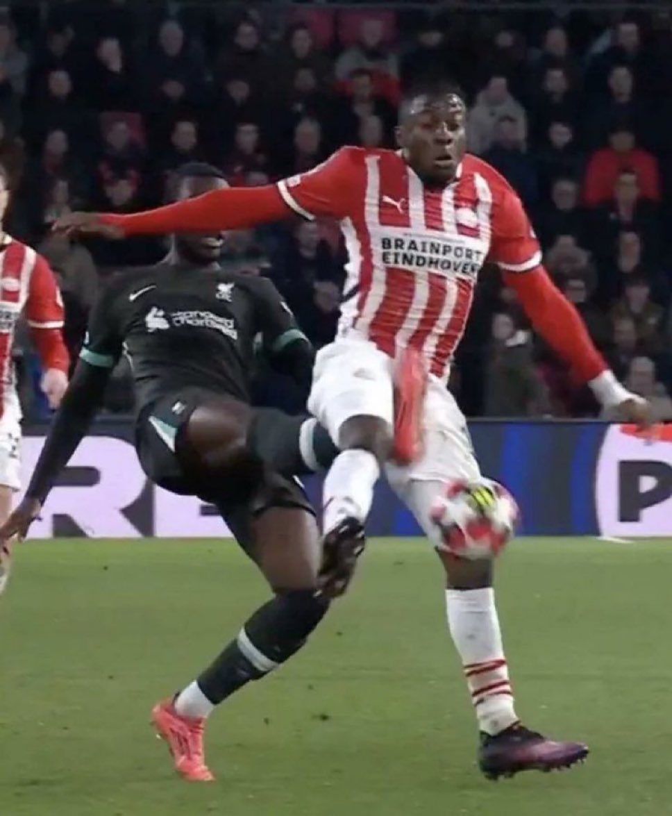 AFCPhrase's tweet image. Man Liverpool have this Nallo guy to get red cards and get sent off 😭😭😭.

2 starts 2 reds
Fire youngster 🔥