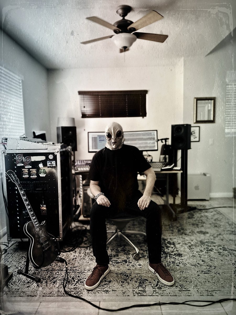 Happy Halloween!! 👻🎃👽
Photo: Eric Minh Swenson
#bigswede #halloween #producer #recordingstudio #composer #alien #musiccatalog #drummer #mixing #mastering #multiinstrumentalist #dj #sounddesign #bigswedestudios #lasvegas