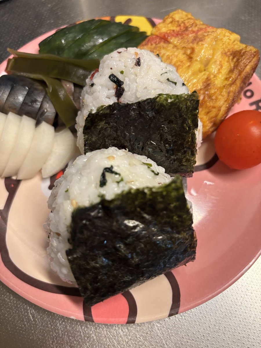 tocomo19's tweet image. 10/30 木曜日の
#朝ごはん記録 と #お弁当記録
おはよござます
本日の娘さんの朝ごはんは
うめしそおにぎり小さめ
#OnigiriAction

本日のオヤジ弁当は
冷食餃子など
冷凍庫のスペースを空ける作戦

娘さんは発熱してしまいました
どうなるかな？