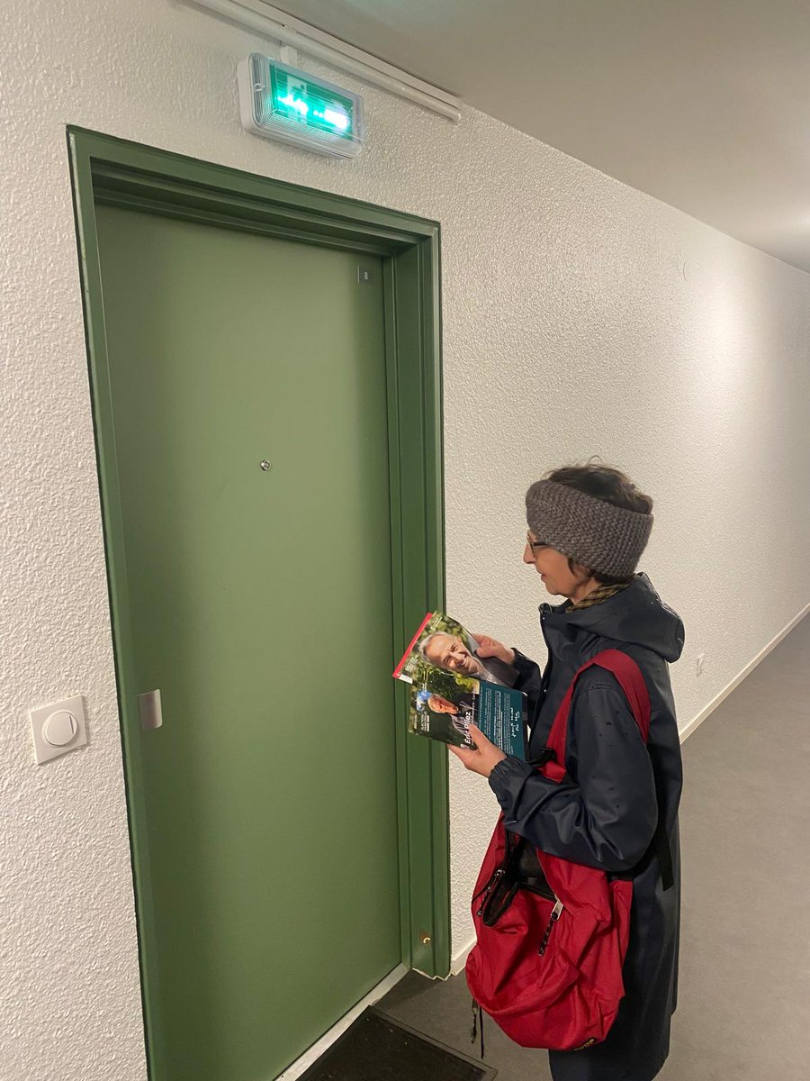 Un beau porte-à-porte ce soir dans le quartier Piat-Envierges sous la pluie mais avec le sourire 🌹✊

Avec <a href="/egregoire/">Emmanuel Grégoire</a> et <a href="/EricPliez/">Eric Pliez</a> dans le 20e pour garder #Paris à gauche 💪

#Municipales2026