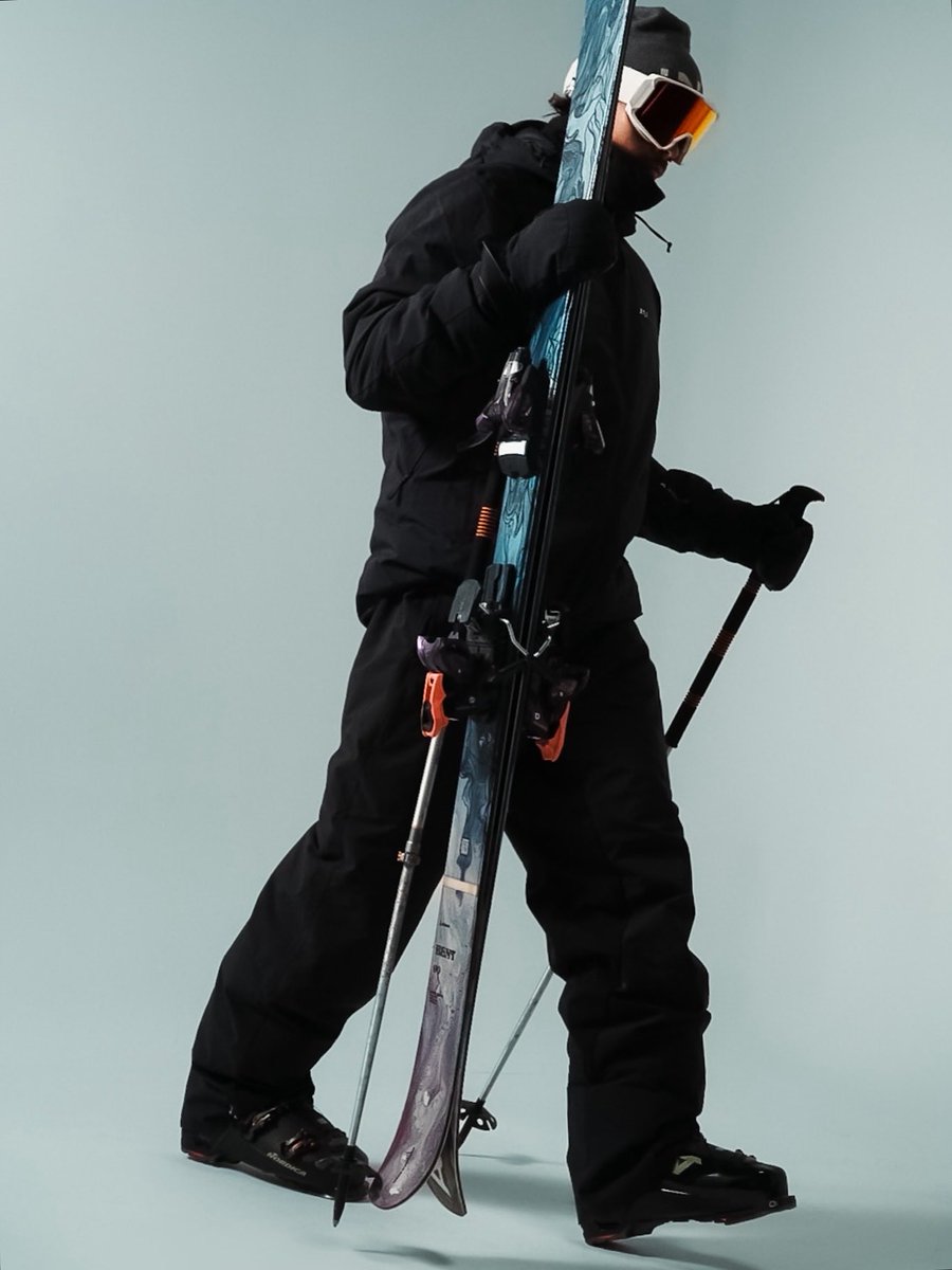 Studio shots of former Team Canada freestyle skier Etienne Geoffroy for Jlindeberg , part of Ty Urlich’s film “Visions From the North.” ❄️

keep a look out for the full film being released soon, it’s breathe taking. Huge thanks to Ty for having me on set.

📸 <a href="/Masonbennett97/">Mason Bennett</a>