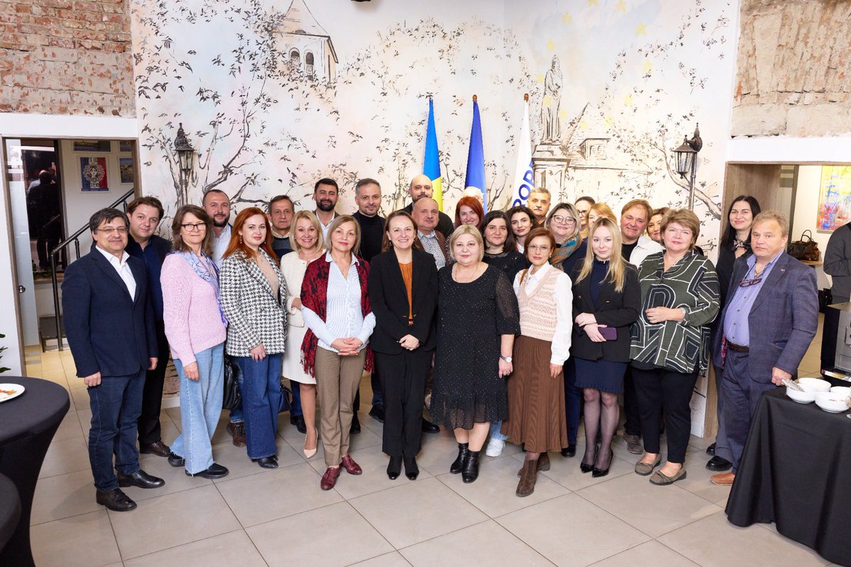 Grateful to 🇲🇩 journalists for meeting me. Having arrived a month before elections, I saw first hand their courage in exposing electoral interference, fighting disinformation &amp; defending democracy. 

Free media are cornerstone of 🇪🇺 integration journey.