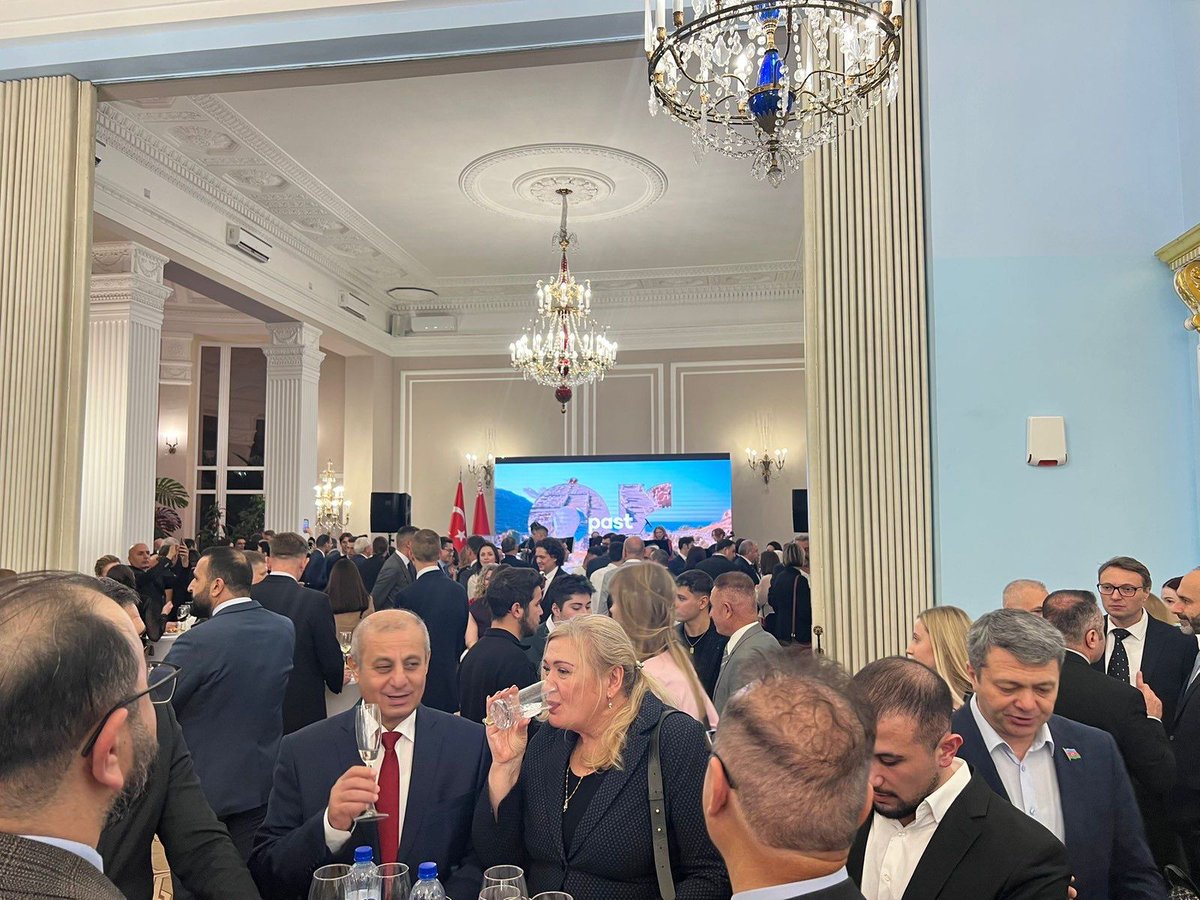 TC_MinskBE's tweet photo. Gurur ve coşku dolu resepsiyonumuza; vatandaşlarımız, Parlamentolararası Dostluk Grubu üyesi Sayın Milletvekillerimiz, Belaruslu dostlarımız ve kordiplomatik mensupları da katıldı. Yaşasın Cumhuriyet! 🇹🇷 https://t.co/hflcD3pYoY