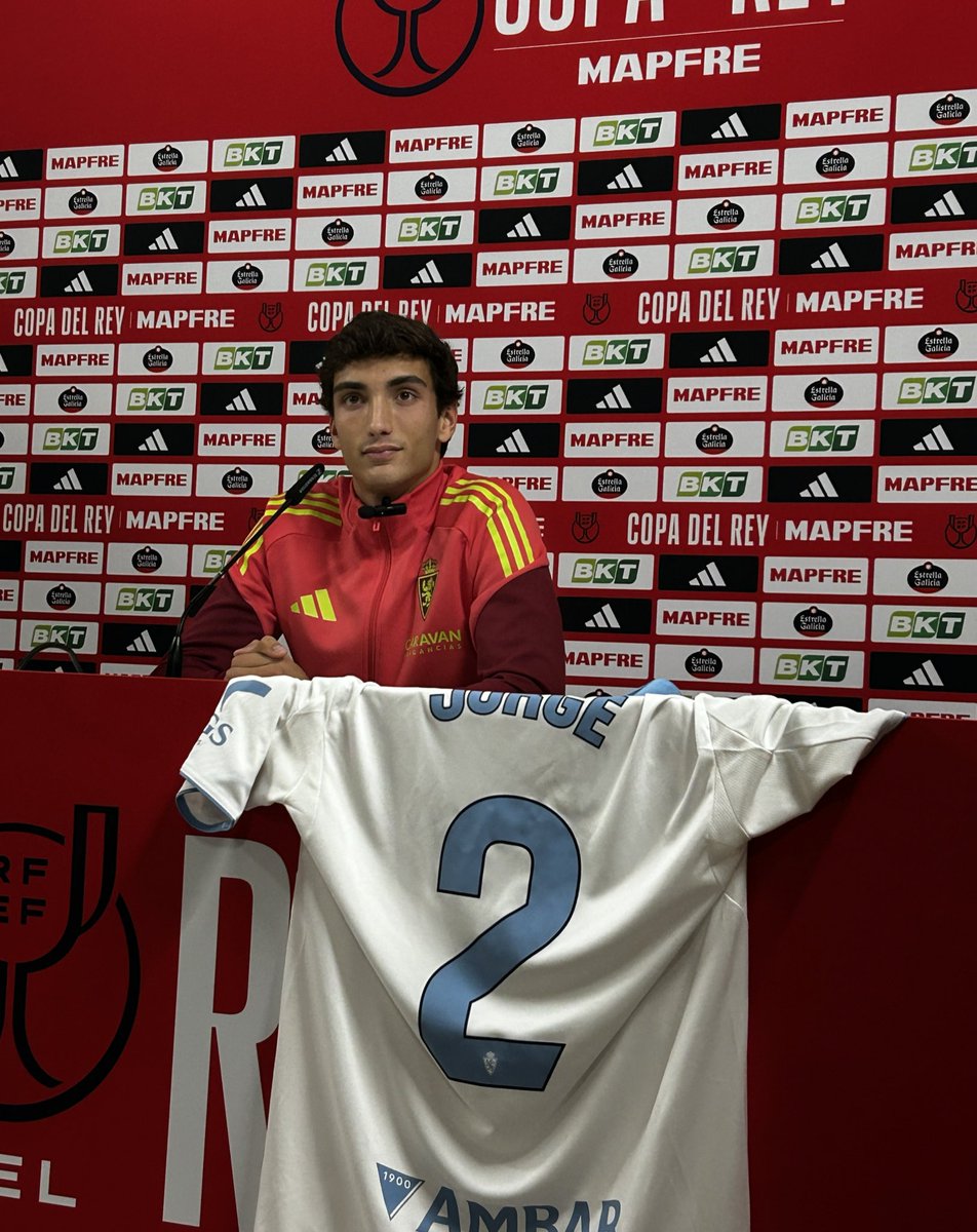 Detallazo de Juan Sebastián, que ha traído a la sala de prensa la camiseta del fallecido Jorge Casado 💙

¡Grande, <a href="/juuans02/">Juan Sebastian</a>! 🫂