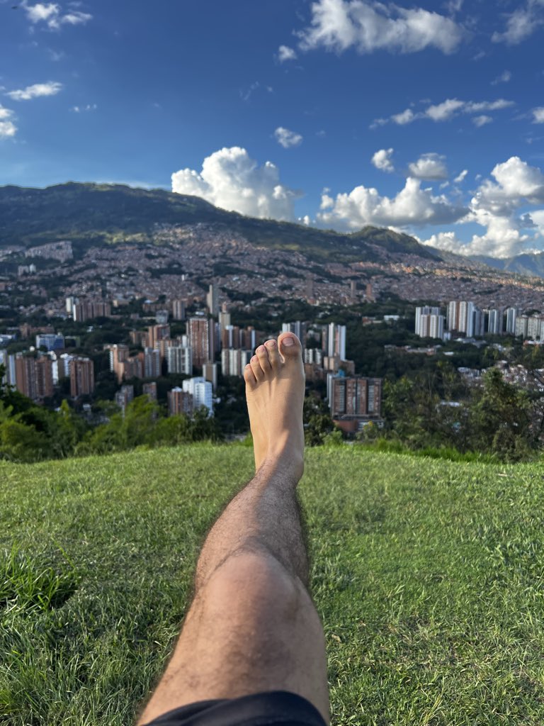 Look at my view, imagine yourself under it.

#feet #findom #masterfeet
