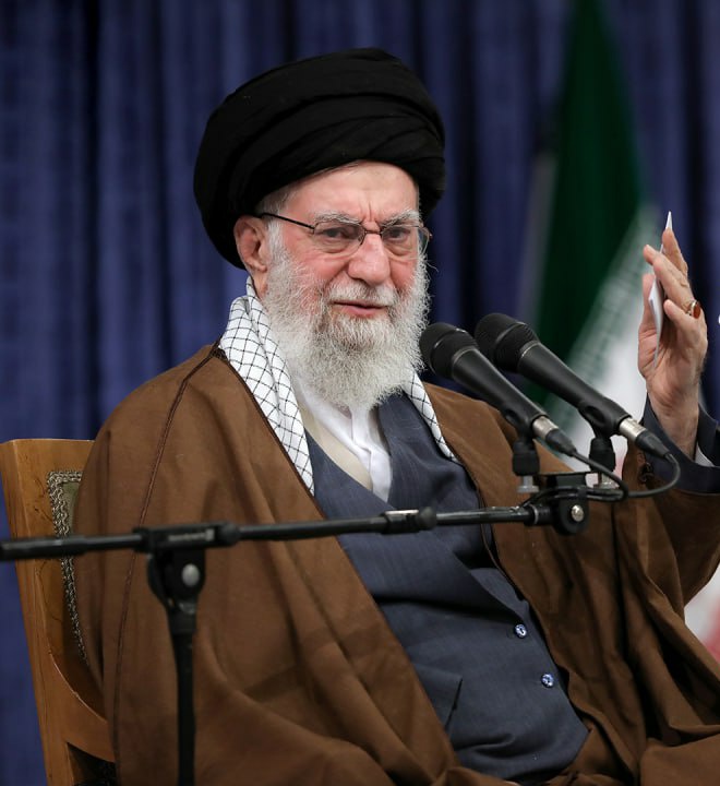 رهبر انقلاب، صبح امروز:
 ادعای رئیس جمهور آمریکا مبنی بر طرفداری از ملت ایران، دروغ است. 
هدف اصلی تحریم‌ها، ملت ایران است.
 ملت ایران زیربار تحمیل به اسم معامله نمی‌رود.
 ۱۴۰۴/۰۷/۲۸

و حجت تمام شد..😌🇮🇷
#لبیک_یا_خامنه‌ای #رهبری #سید_علی
