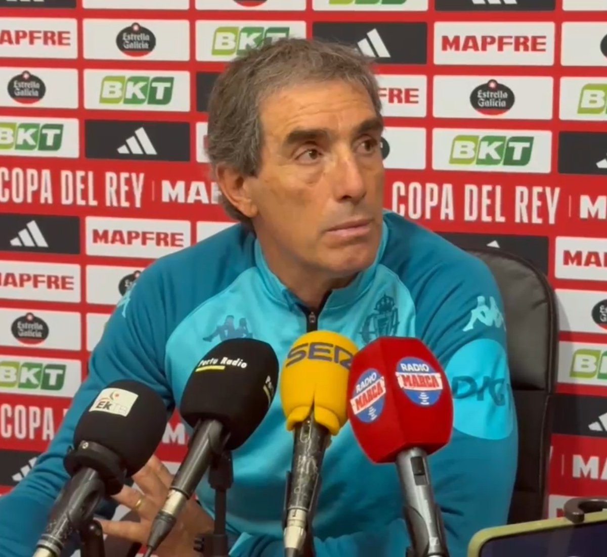 MARCAvalladolid's tweet photo. 🎙️ ALMADA, tras caer en la #CopaDelReyMapfre: "Estamos dolidos porque teníamos expectativas en el partido y ellos aprovecharon la oportunidad. Jugamos mal y, las pocas ocasiones que generamos, definimos mal. Indudablemente, lo hicimos mal esta noche y el desenlace fue lógico" https://t.co/mm6nQegczr