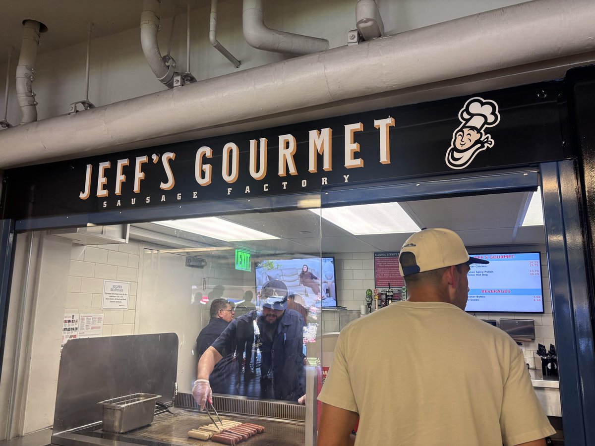 710heather's tweet photo. @ArashMarkazi Omg I saw some guy eating that yesterday!It did look amazing. I love the sausages at Jeff’s Gourmet on the Loge level by right field stairwell. Highly recommend. https://t.co/1A1PnvvhpE