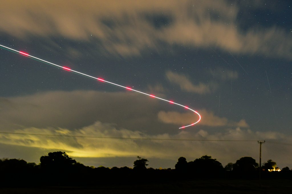 jonesy1007's tweet image. Comet C/2025 A6 (Lemmon) as it approches the sun, its bright head, competeting with the brightest satellites, both easily visible in binos, and RAF helicopter leaving the brightest trail of all
#comet #Lemmon #astronomy #moonhour