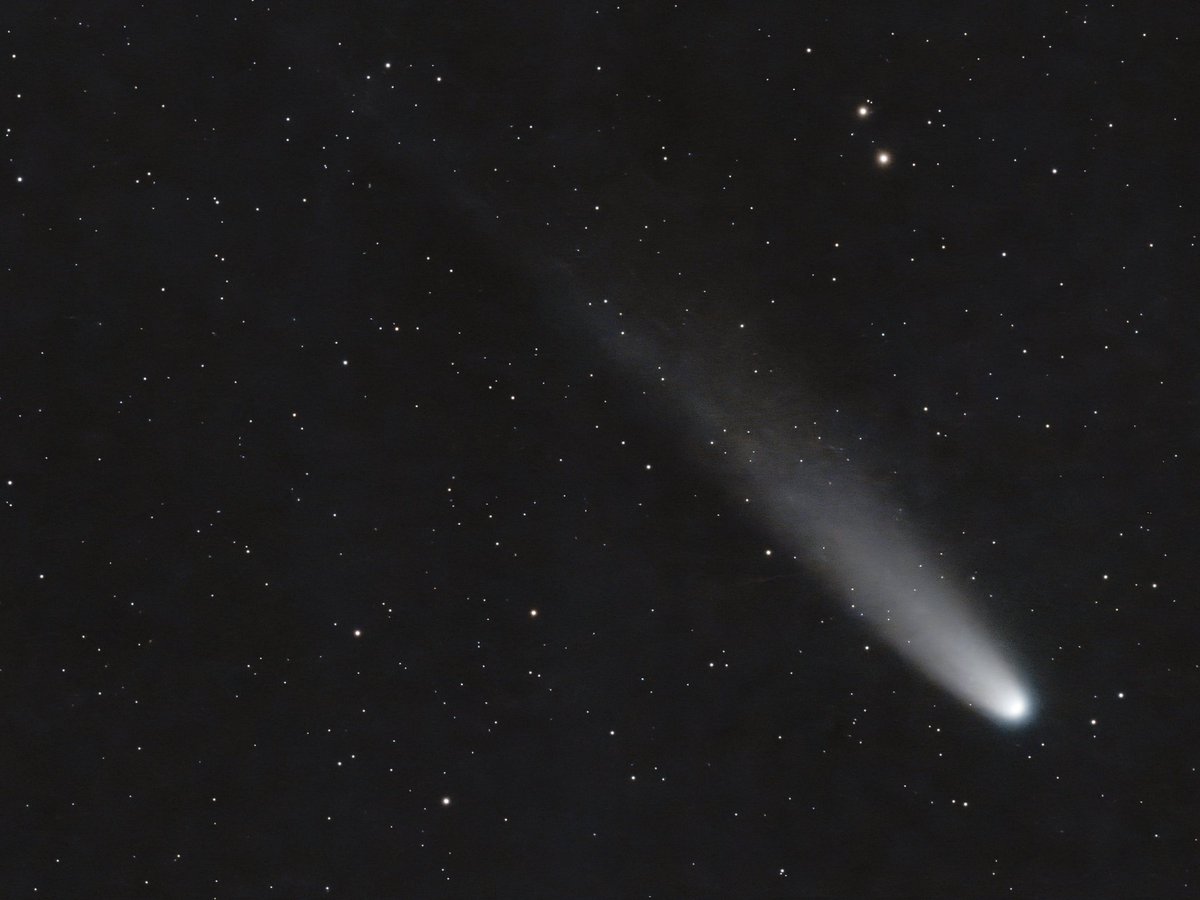 jonesy1007's tweet image. Comet C/2025 A6 (Lemmon) as it approches the sun, its bright head, competeting with the brightest satellites, both easily visible in binos, and RAF helicopter leaving the brightest trail of all
#comet #Lemmon #astronomy #moonhour