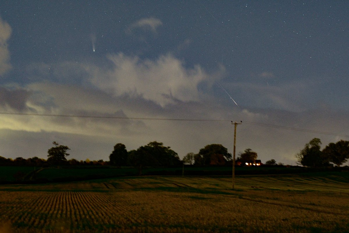 jonesy1007's tweet image. Comet C/2025 A6 (Lemmon) as it approches the sun, its bright head, competeting with the brightest satellites, both easily visible in binos, and RAF helicopter leaving the brightest trail of all
#comet #Lemmon #astronomy #moonhour