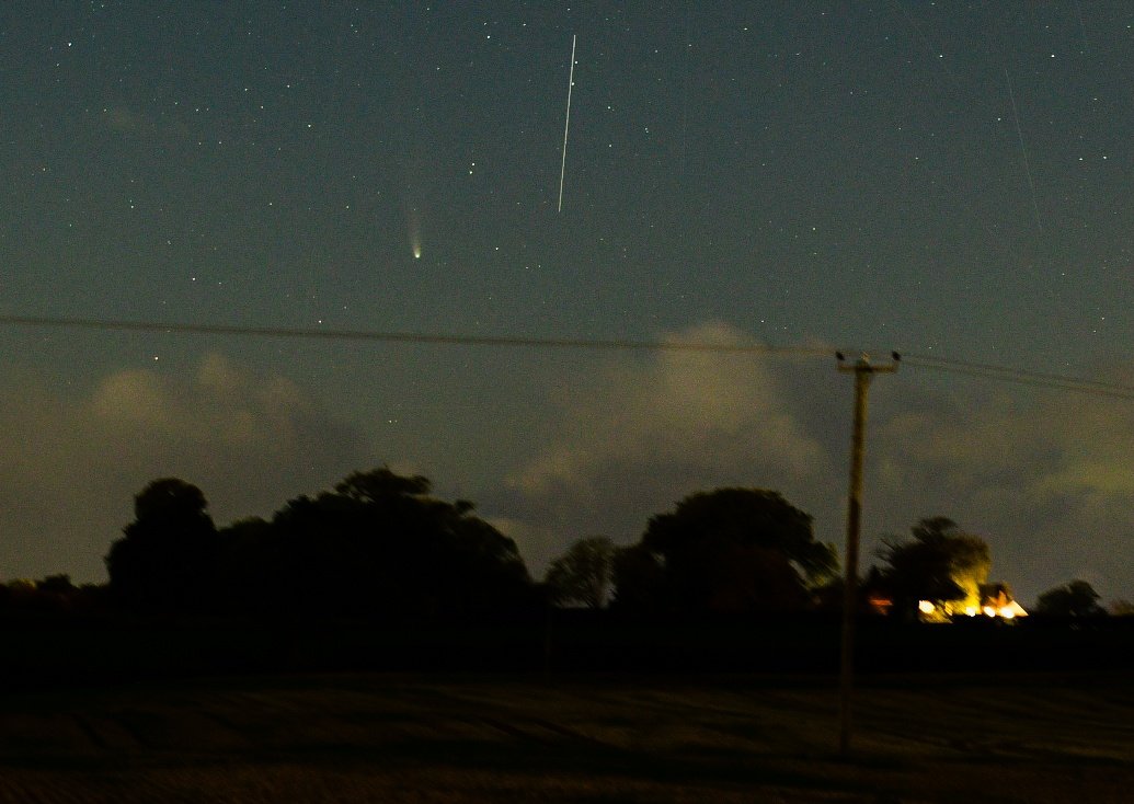 jonesy1007's tweet image. Comet C/2025 A6 (Lemmon) as it approches the sun, its bright head, competeting with the brightest satellites, both easily visible in binos, and RAF helicopter leaving the brightest trail of all
#comet #Lemmon #astronomy #moonhour