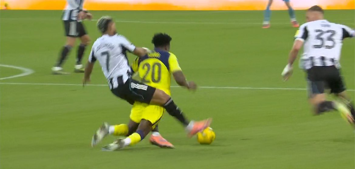 oJaayCo's tweet photo. Dirtiest player in the premier league ain’t even close. https://t.co/rRinvH7EmY