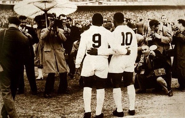 futnostalgico's tweet photo. Pelé e Coutinho, Copa Libertadores, La Bombonera, 11 de setembro de 1963. https://t.co/QHEc6gYs5G