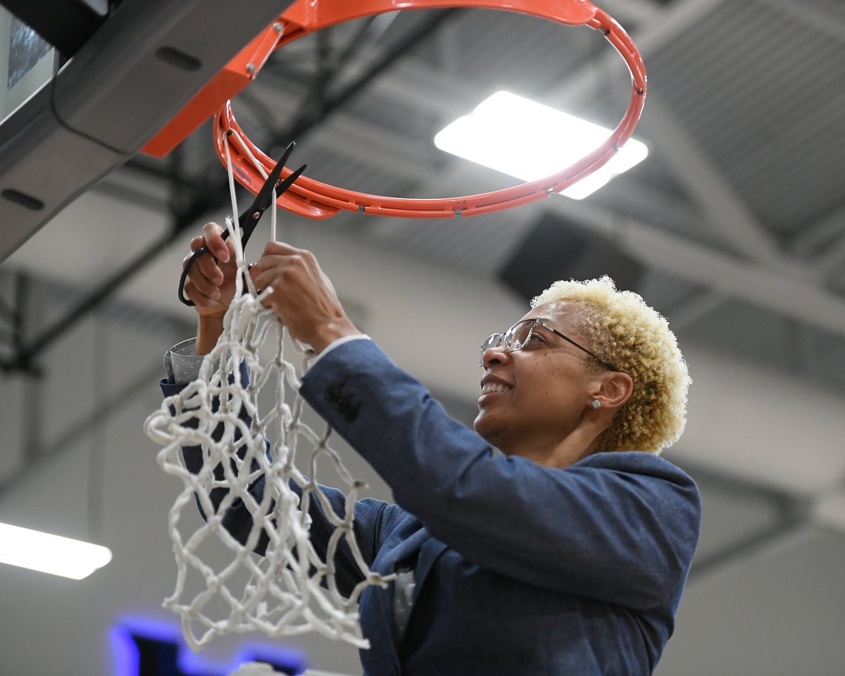 Ryan High girls basketball coach Monesha Allen has been named 2024-25 Texas State Coach of the Year by the NFHS, Denton ISD announced Tuesday.

Allen earned the honor after guiding Ryan to Denton ISD's first girls hoops state title last season.

Story: dentonrc.com/sports/high_sc…