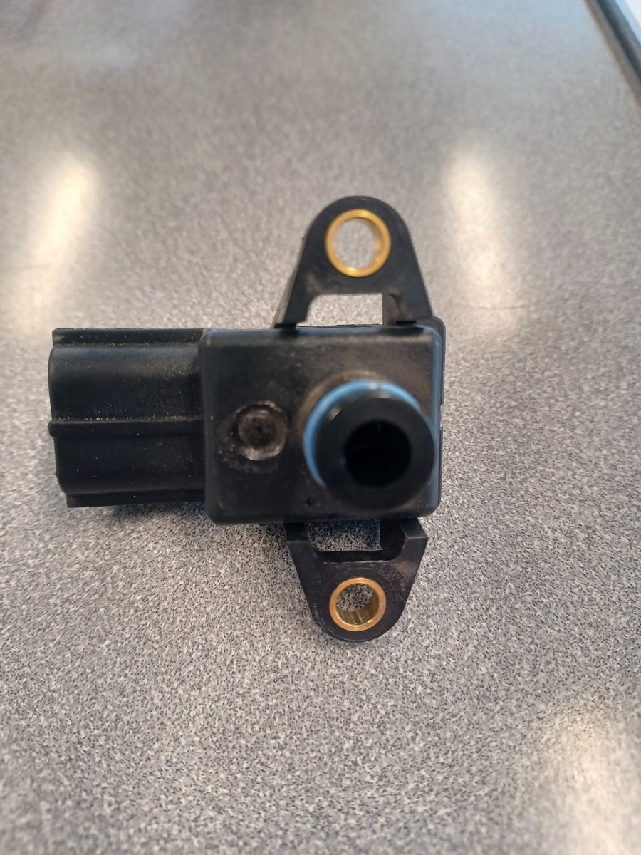 AdvantageAutom3's tweet image. 🚗 Check Engine Light On? Car Feeling Sluggish?Your vehicle’s MAP (Manifold Absolute Pressure) Sensor might be the reason! This small but mighty part helps your engine get the perfect air and fuel mix for smooth performance.When it fails, you might notice:
⚠️ Rough idling