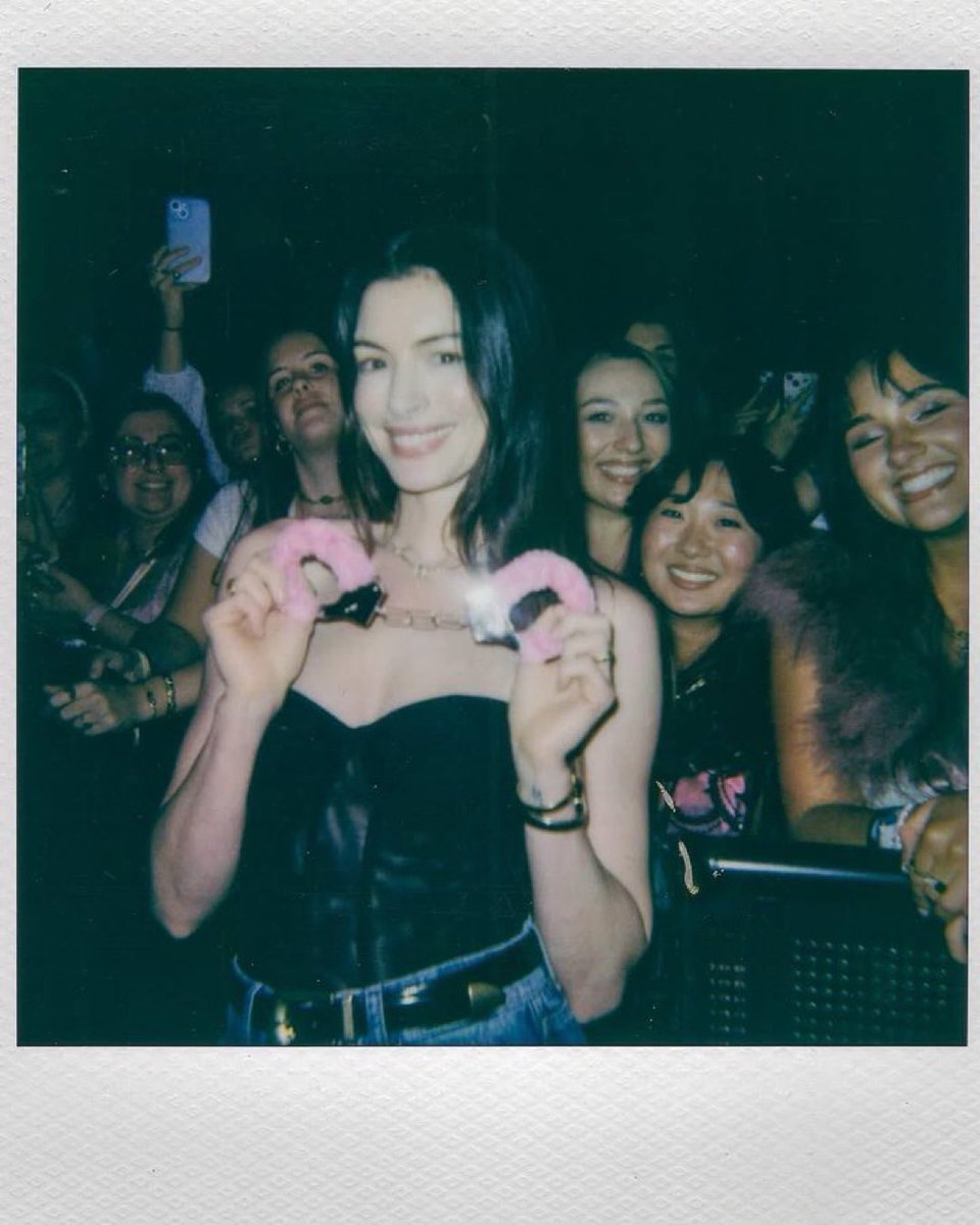 Anne Hathaway talks about being arrested at Sabrina Carpenter’s “Short n’ Sweet Tour”.

“If you get a chance to see Sabrina Carpenter live, absolutely take it because she is phenomenal. She’s one of the best I ever seen, such a powerful performer and so fun at the same time. And