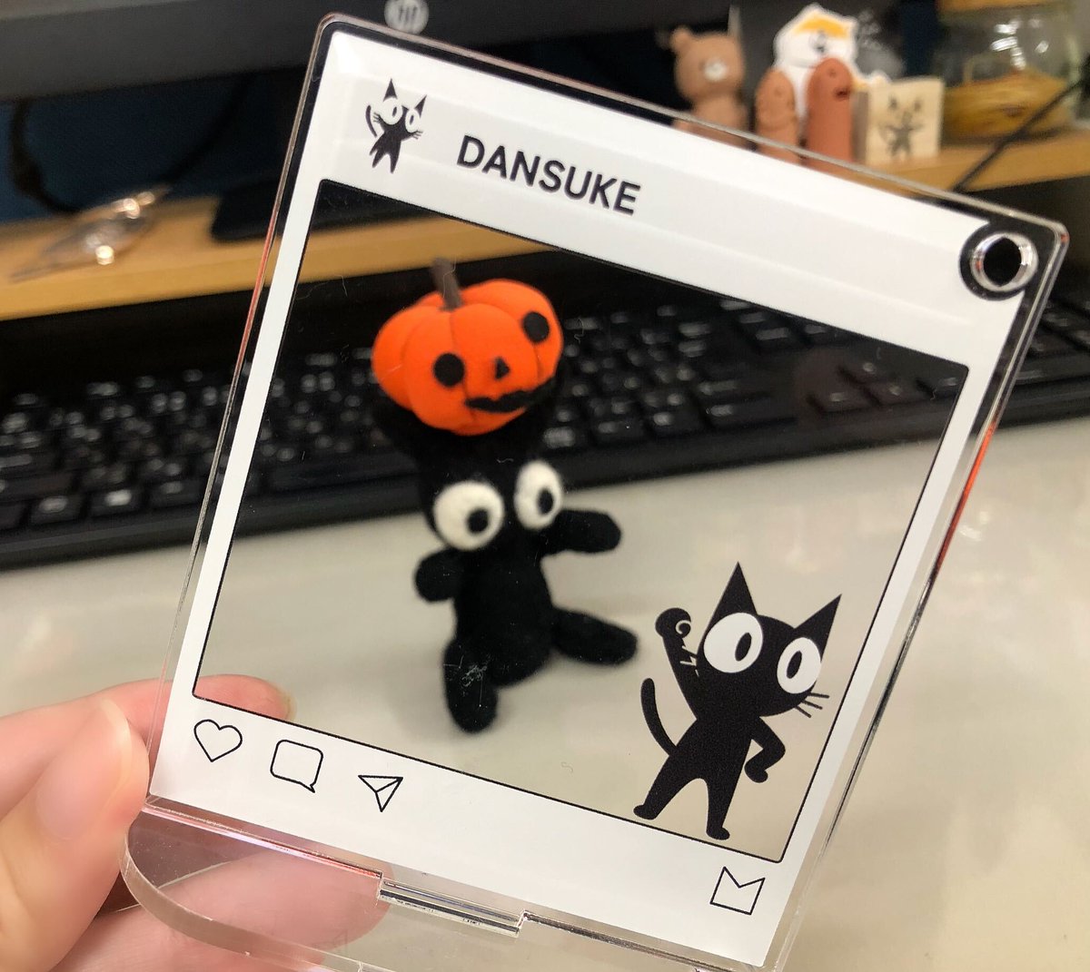 おはようございますナ🐾

明日のハロウィンの準備🎃✨
飼い主に激写されてる！！！Σ(ﾟωﾟﾉ)ﾉ

急に冷え込んできたから体調には気を付けようナ！
本日もよろしくお願いしますナ🐾
#企業公式相互フォロー
#企業公式秋のフォロー祭り