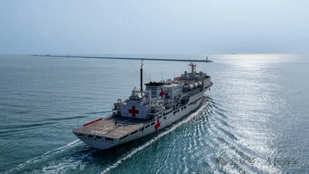 K_C_Yeung's tweet image. 【中國海軍“吉祥方舟”號醫院船首次執行“健康送海疆”任務】中國海軍“吉祥方舟”號醫院船10月28日從山東青島某軍港解纜起航，赴北部及東部沿海部分島礁執行“健康送海疆”任務，這是“吉祥方舟”號醫院船2025年入列以來首次開展醫療服務。海軍“吉祥方舟”號醫院船是中國自主設計建造的第三艘萬噸級遠洋醫院船。