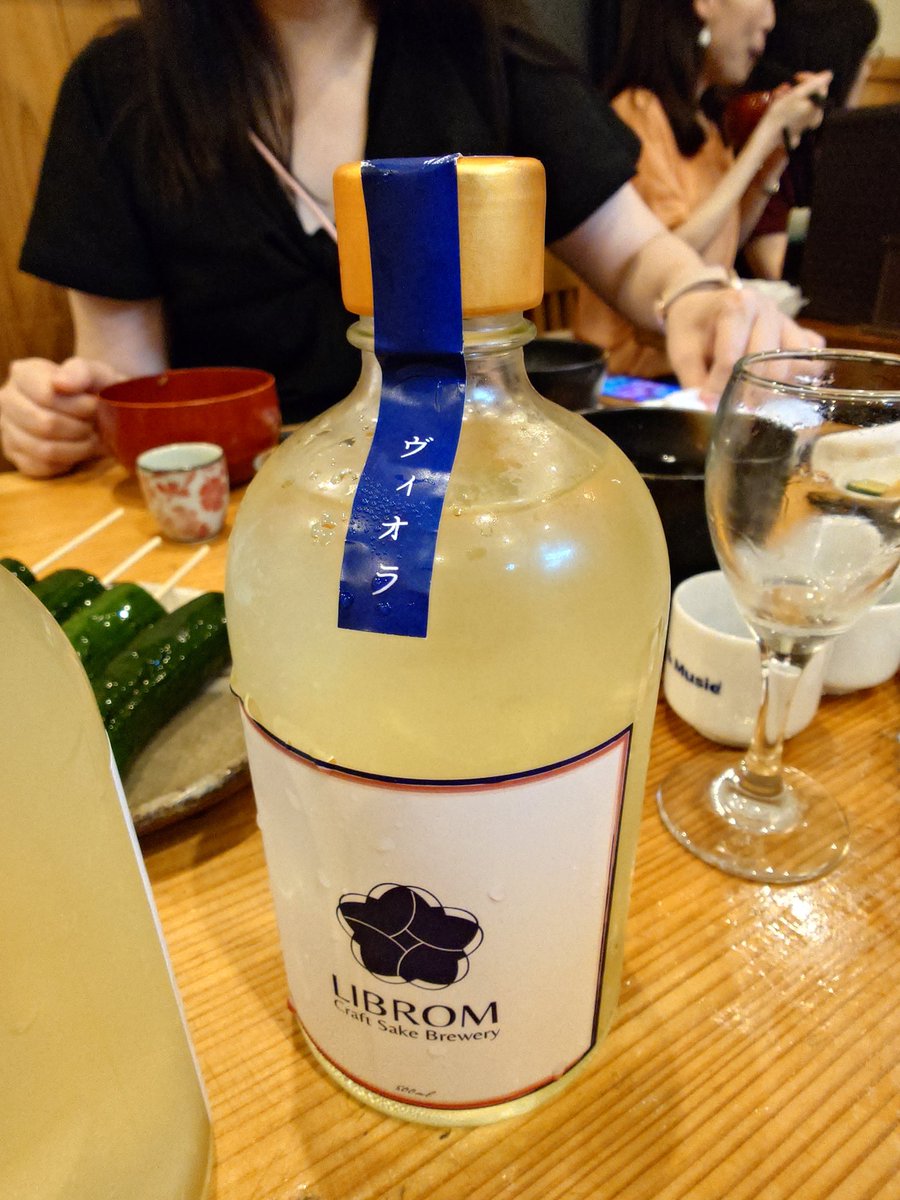 engaaebaaou's tweet image. 福岡県のLIBROMさんの【ヴィオラ】

苦甘酸っぱい香り、強すぎない香りの開き方で徐々に広がる楽しさ、花を思わせる香り方。
苦味が強めで和酒系の旨味を口内に残すお酒です。

No.2809
#LIBROM
#アゲハ酒