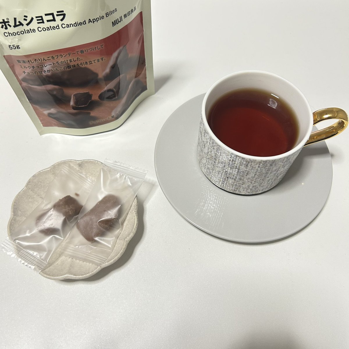 ss_spode's tweet photo. 今朝の一杯
🫖ジョージステュワートティーのウヴァ
🍫無印良品のポムショコラ

昨日食べすぎたので朝は軽めに
ポムショコラはリンゴの食感が程よく残ってて美味しかったです🥰
 #茶好連 #木漏れ日のお茶会 https://t.co/YlHXS6STzN