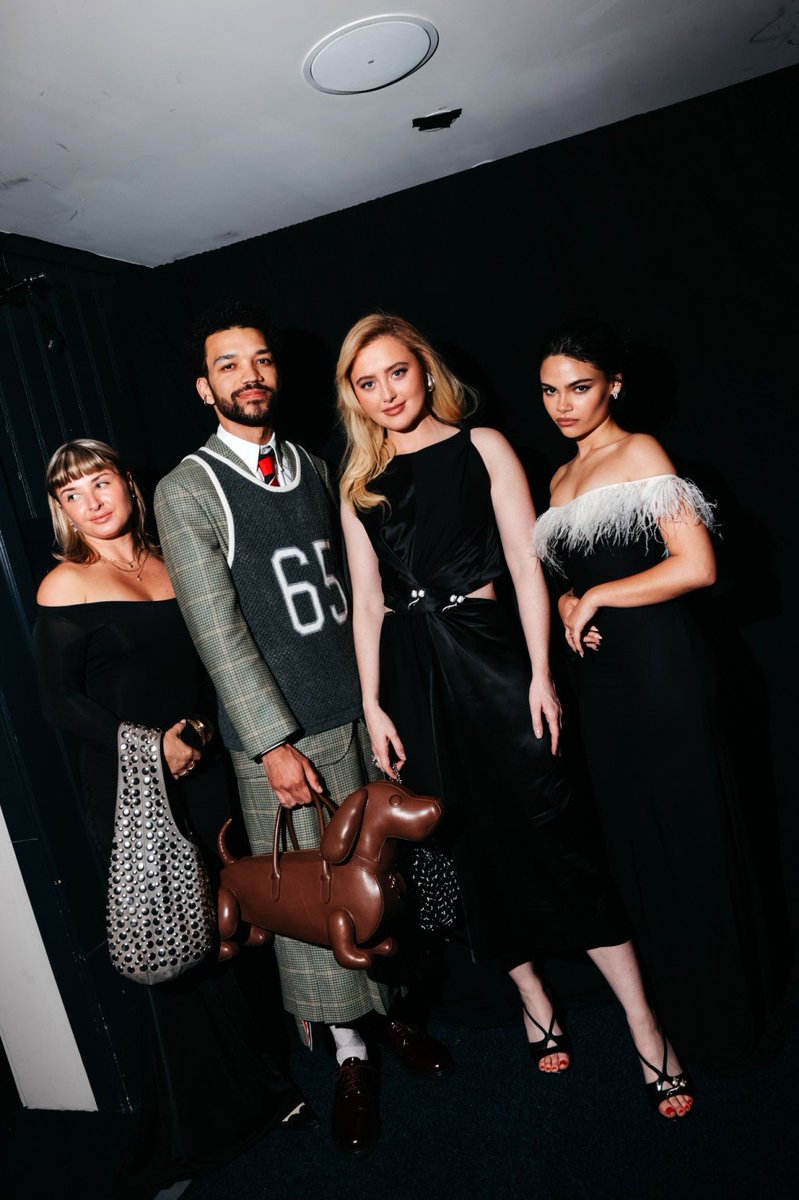 Justice Smith reunites with Detective Pikachu co-star Kathryn Newton and #NowYouSeeMe co-star Ariana Greenblatt at the 2025 WWD Honors Awards

📸: Lexie Moreland/WWD