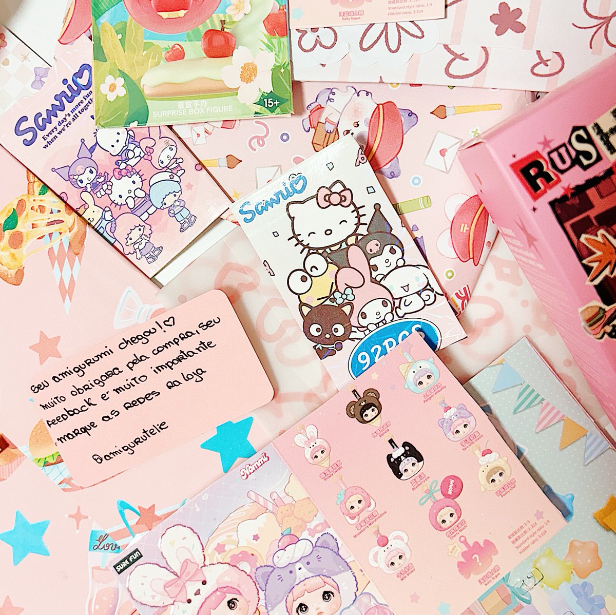 eu guardando embalagens aleatórias e afins pro meu futuro journal que tem 1% de chance de chegar a existir