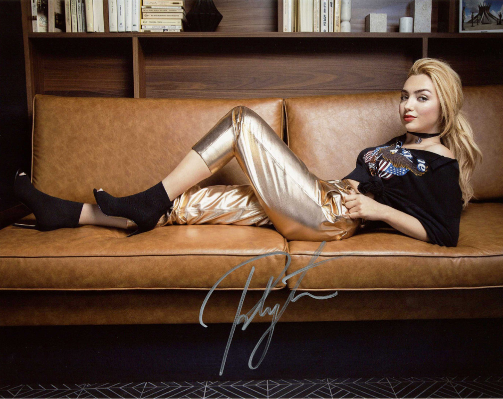 VeriSigned's tweet image. Signed snapshots from a star who leveled up 🎬 This #RARE drop of autographed photos from #PeytonList captures her evolution from Disney Channel charm to Cobra Kai combat. eBay tinyurl.com/3jajf7pb and Amazon tinyurl.com/39unr2m3
#DisneyChannel #authentic #beckett