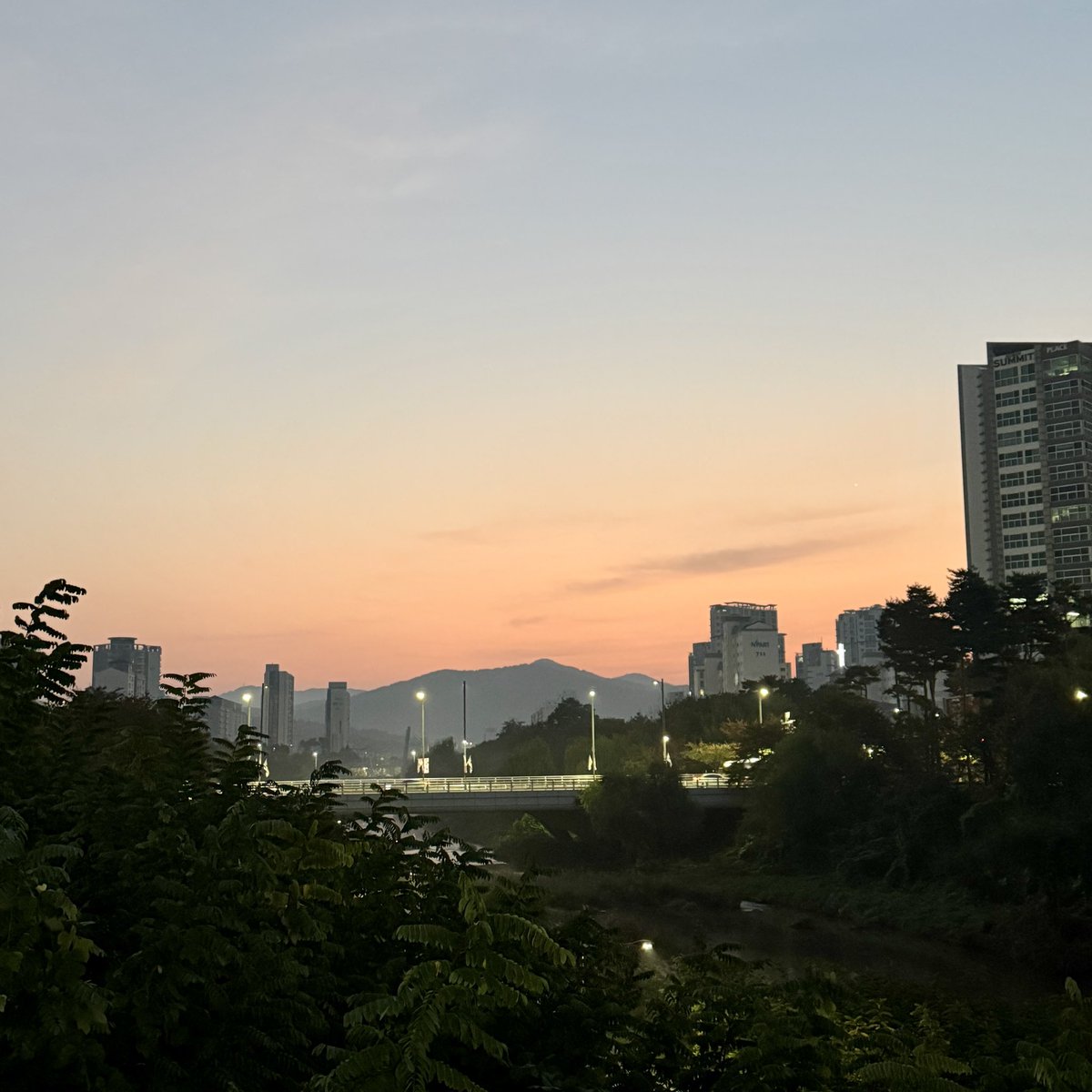 Sangwoo2024's tweet image. Good morning and afternoon from Korea.
Starting Thursday with a dawn.😊
Watching the sunrise, I pray for you to have a great day.🙏
Enjoy your day with a smile!😊
#thursdayvibes #HolloweenWeek #GreatDay