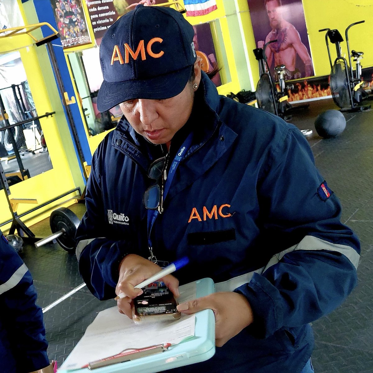 amcquito's tweet photo. 📰 #BoletínDePrensa | Clausuramos un gimnasio en San Miguel del Común, al norte de Quito.

📍 En el lugar se realizaban peleas entre adolescentes, sin permisos y con apuestas ilegales.  

⚠️ Una de estas peleas habría causado el deceso de un niño de 12 años. El caso ya está en manos de @FiscaliaEcuador.  

💵 El responsable podría enfrentar una multa de hasta USD 3.760.  
Lee la nota completa aquí 👇🏾
https://t.co/gMeEzOBHTZ

🛂 Con orden y control,  
#QuitoRenace