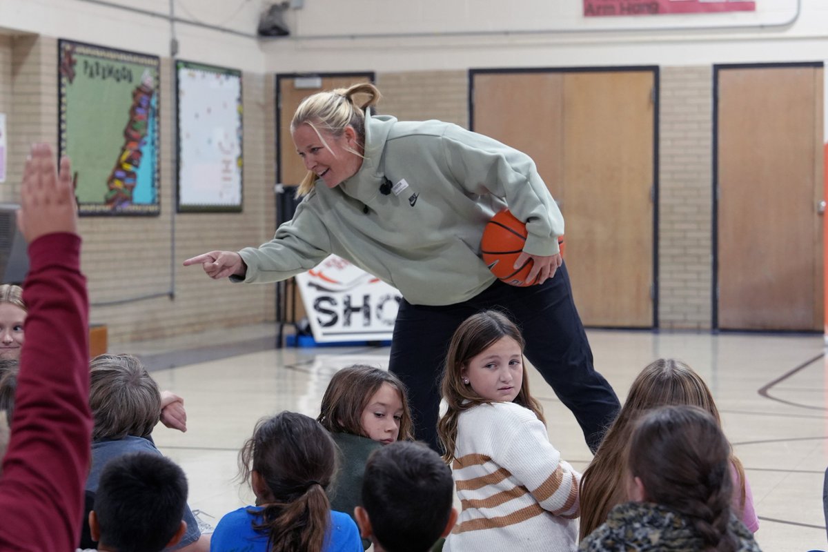 WSUWBasketball's tweet image. 𝙍𝙖𝙞𝙙𝙚𝙧𝙨 𝙞𝙣 𝙩𝙝𝙚 𝘾𝙤𝙢𝙢𝙪𝙣𝙞𝙩𝙮 🐺

We had a great time working with @Shoesforsuccess to deliver some new kicks to Students at Parkwood Elementary! 👟

#RaiderUP | #RaiderFamily