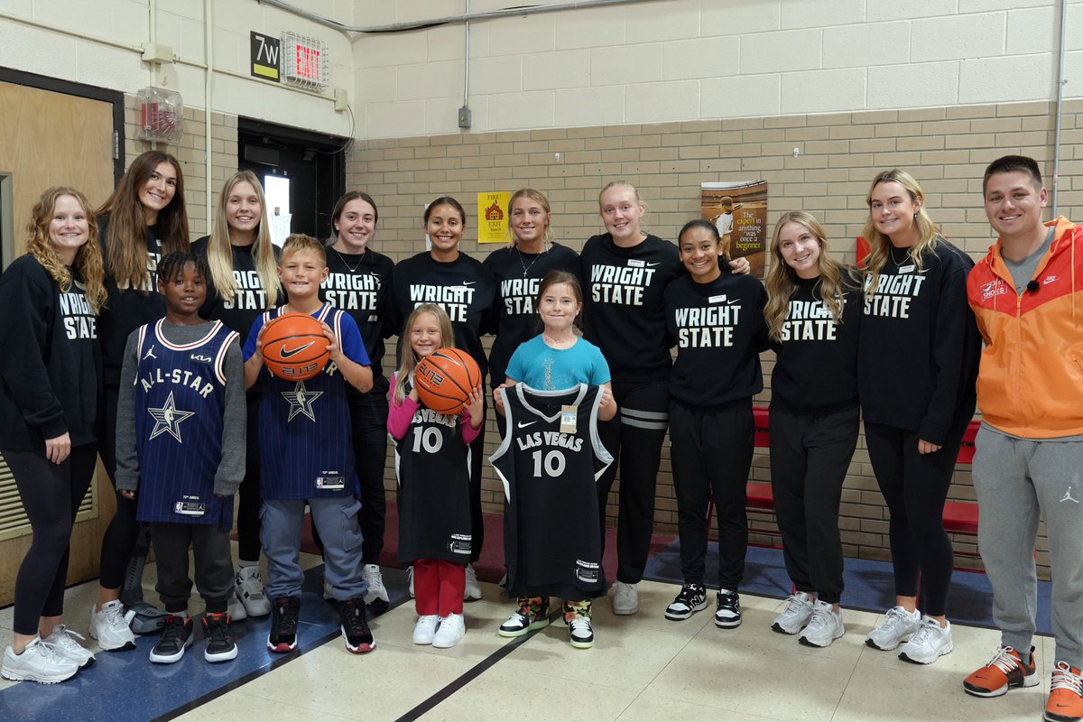 WSUWBasketball's tweet image. 𝙍𝙖𝙞𝙙𝙚𝙧𝙨 𝙞𝙣 𝙩𝙝𝙚 𝘾𝙤𝙢𝙢𝙪𝙣𝙞𝙩𝙮 🐺

We had a great time working with @Shoesforsuccess to deliver some new kicks to Students at Parkwood Elementary! 👟

#RaiderUP | #RaiderFamily