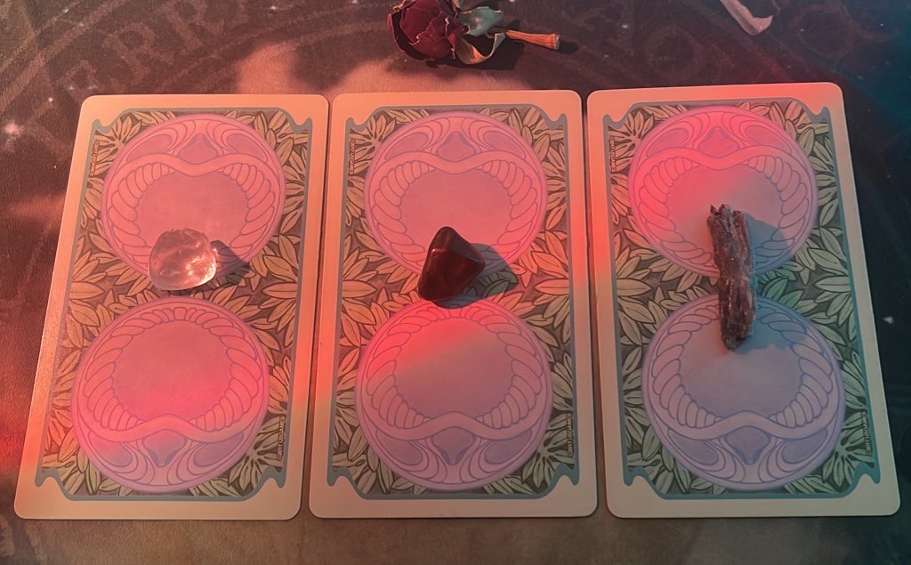 tarotdothi's tweet photo. 💫✨ sim, não ou talvez? 

- respire fundo, pense nessa questão e escolha uma das 3 cartas 
- comente qual você escolheu para não esquecer depois 
- resultado após 200 likes https://t.co/wDQ57l91ji