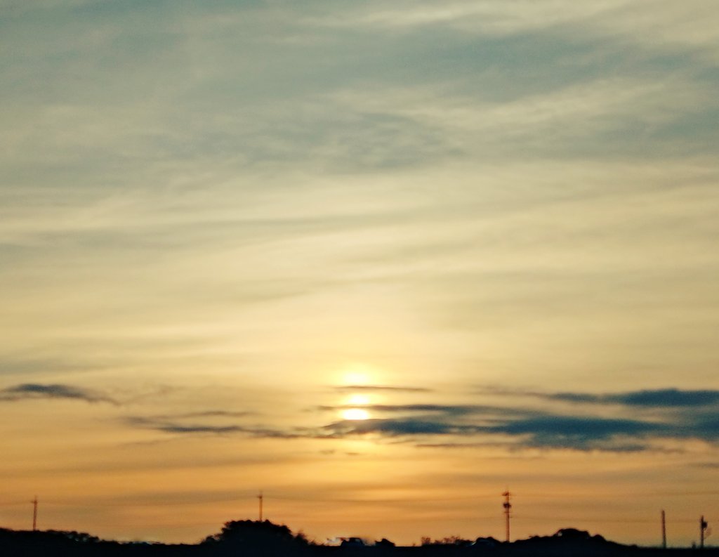 もーにん☀今朝めっちゃ寒いぜ🥶ライトダウンでは防寒できんわ🙀

#おはよう日本 #ウォーキング #朝焼