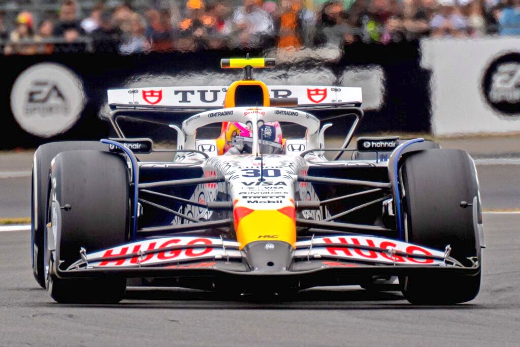 Cuma gambar Liam Lawson.

Bukan skor pertandingan yang udah selesai tadi.