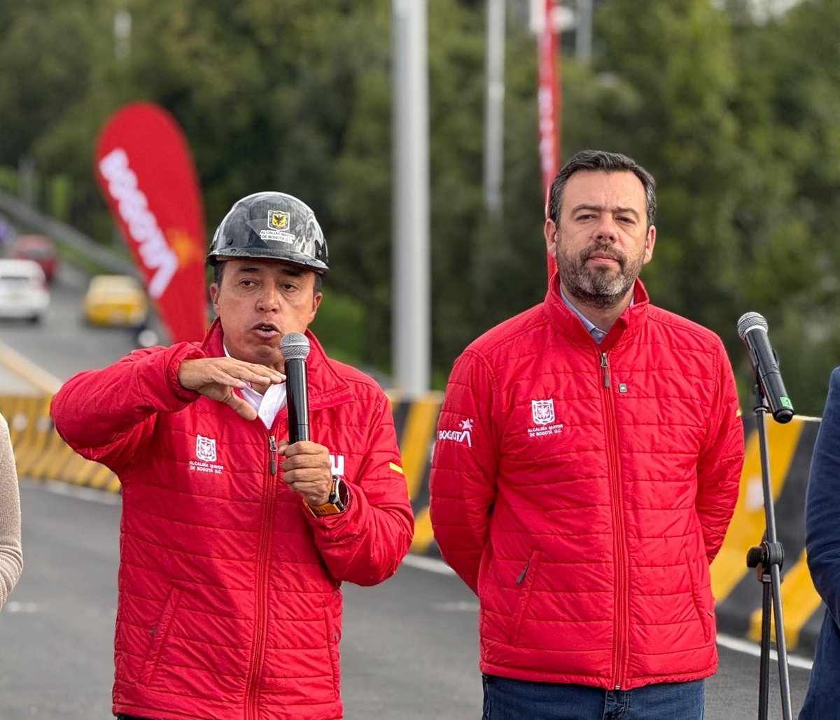 idubogota's tweet photo. ¡El momento llegó! 🎉 Habilitamos el #NuevoPuenteCurvo de la av. 68 con calle 26. 🌉

#AEstaHora el alcalde @CarlosFGalan, @SectorMovilidad, @ClaudiaDiazAco1, gerente de @TransMilenio, @Maferoc, y nuestro director @OrlandoMolanoP le entregan a la ciudadanía este importante hito del grupo 5 de la av. 68.💛❤️