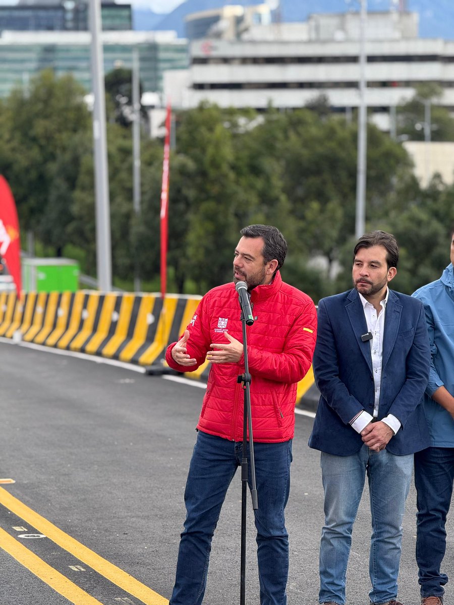 idubogota's tweet photo. ¡El momento llegó! 🎉 Habilitamos el #NuevoPuenteCurvo de la av. 68 con calle 26. 🌉

#AEstaHora el alcalde @CarlosFGalan, @SectorMovilidad, @ClaudiaDiazAco1, gerente de @TransMilenio, @Maferoc, y nuestro director @OrlandoMolanoP le entregan a la ciudadanía este importante hito del grupo 5 de la av. 68.💛❤️