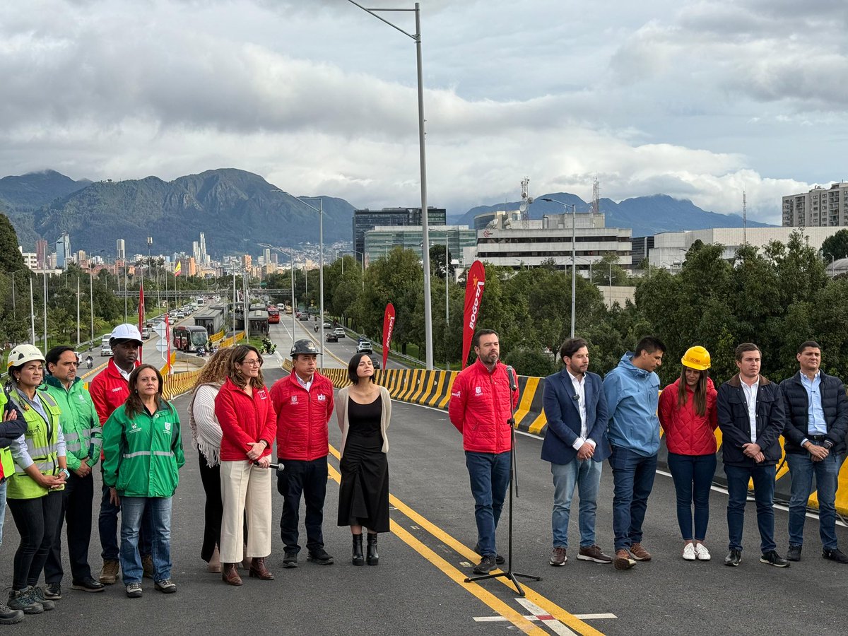 idubogota's tweet photo. ¡El momento llegó! 🎉 Habilitamos el #NuevoPuenteCurvo de la av. 68 con calle 26. 🌉

#AEstaHora el alcalde @CarlosFGalan, @SectorMovilidad, @ClaudiaDiazAco1, gerente de @TransMilenio, @Maferoc, y nuestro director @OrlandoMolanoP le entregan a la ciudadanía este importante hito del grupo 5 de la av. 68.💛❤️