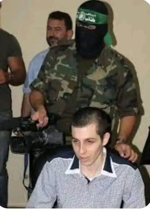 m69mf's tweet image. حقيقة رجال المقاومة
شككت إسرائيل في أن جلعاد شاليط الأسير لدى المقااومة على قيد الحياة، فردت عليها المقاااومة الفلسسطينية بأن تبعث من يزوره، فإتفق الطرفان على أن يزوره في أسره السفير المصري و يدخل من رفح، فجهزت المقااومة سيارة عند بوابة رفح، فتقدم السفير المصري و ركب عربة و سارت…