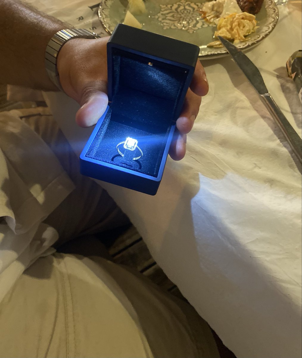 Ah twitter sütlü kekim ben evlilik teklifi aldım ama seninle paylaşmayı  unuttum  iki ay falan oldu galiba gercekten mutlu olunca burayı unutuyor insan galiba…