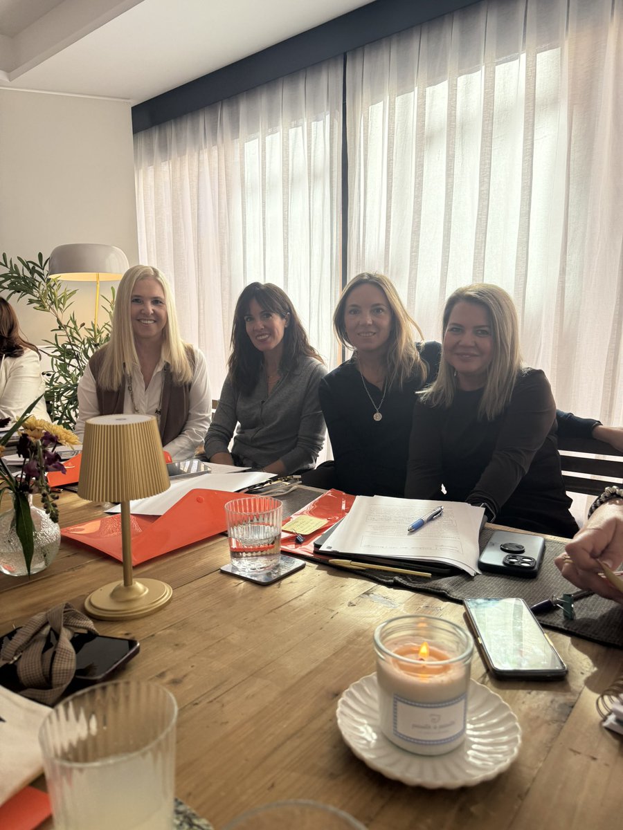 SlunaOK's tweet photo. Siempre es un placer encontrar a @andreaacha y compartir su taller con tantas otras emprendedoras ! ✨ #madrid  #emprendedorasmadrid #glaminess https://t.co/ywt32ngmIc