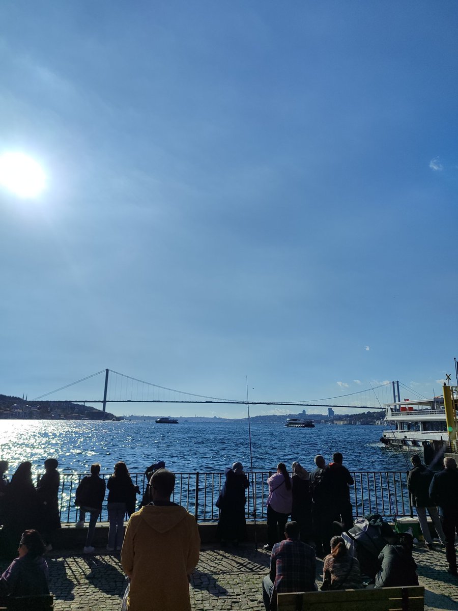 ağaçlar sonbahara hazırlanıyor bu şehir o eski İstanbul mudur karanlıkta bulutlar parçalanıyor sokak lambaları birden yanıyor kaldırımlarda yağmur kokusu ...