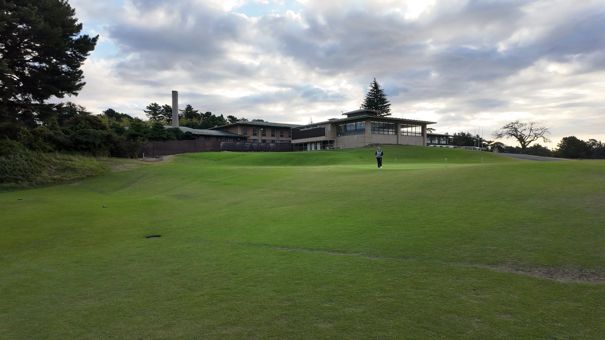 ZweiSechs26's tweet photo. 横浜カントリーの西コースにお邪魔しました。
ベイカレントの時のツアー用ティーグランドと比べるとかなり前のティーグランド。
とはいえ、グリーンも仕上がっていました！
#ゴルフ https://t.co/QqajSUka0O