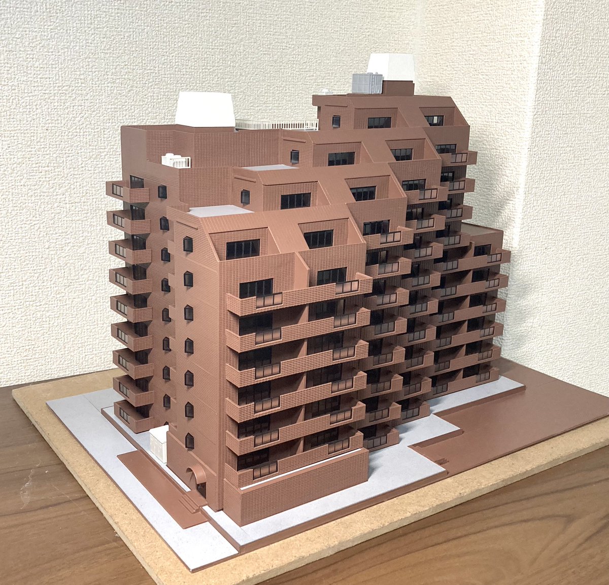 kumakou_model's tweet image. 【一棟リノベーションマンション】

模型界で1番有名なTOMIXマンションをアレンジしてみました！

なるべく製品部品を使って作ってみました笑

↑ビフォー
↓アフター