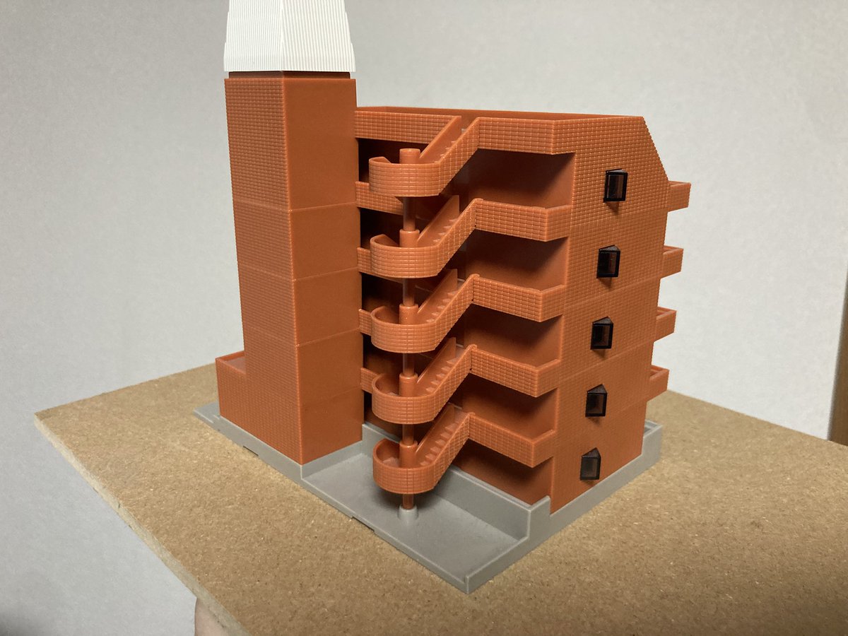 kumakou_model's tweet image. 【一棟リノベーションマンション】

模型界で1番有名なTOMIXマンションをアレンジしてみました！

なるべく製品部品を使って作ってみました笑

↑ビフォー
↓アフター