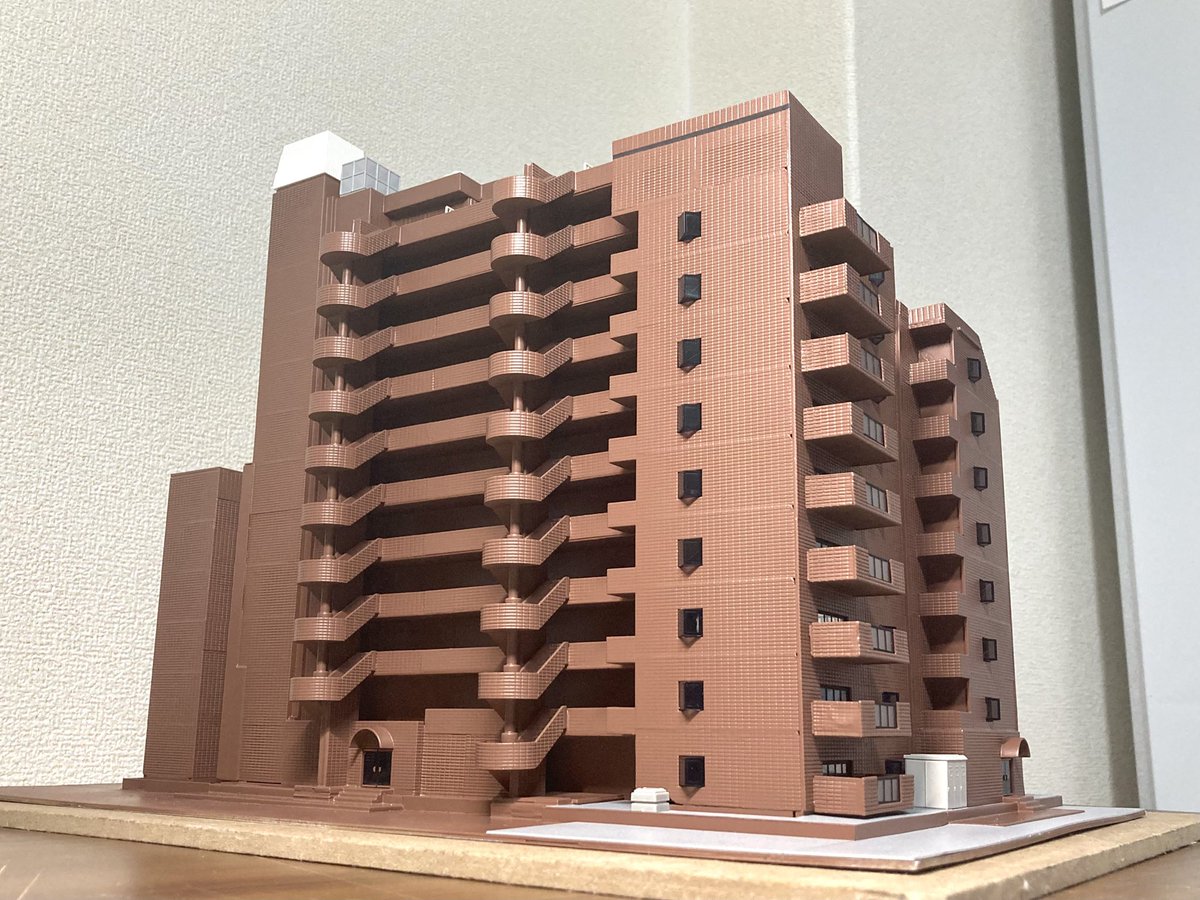 kumakou_model's tweet image. 【一棟リノベーションマンション】

模型界で1番有名なTOMIXマンションをアレンジしてみました！

なるべく製品部品を使って作ってみました笑

↑ビフォー
↓アフター