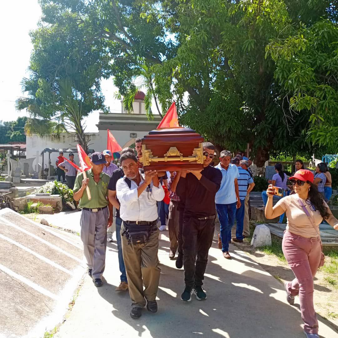📸 Militantes, familiares y amigos dieron el último adiós al presidente del Partido Comunista de Venezuela, Perfecto Abreu Nieves, este miércoles #29Oct en Güigüe, Carabobo.