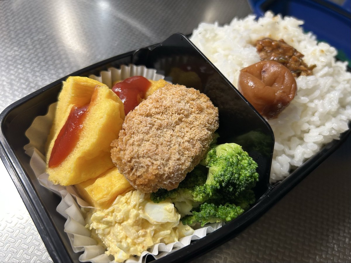 lVPyORTvtl5Okuf's tweet image. 皆様おはようございます♪
今日の #息子弁当🍱
昨晩の残りと冷食で手早く。毎朝スピード勝負です（笑） 
昨日.医師🧑‍⚕️に勧められたCPAPが届きました。一晩使ってみましたが、夜中に起きる事なく朝まで寝てました。凄い違和感があるけどね…
#CPAP  #睡眠時無呼吸症候群