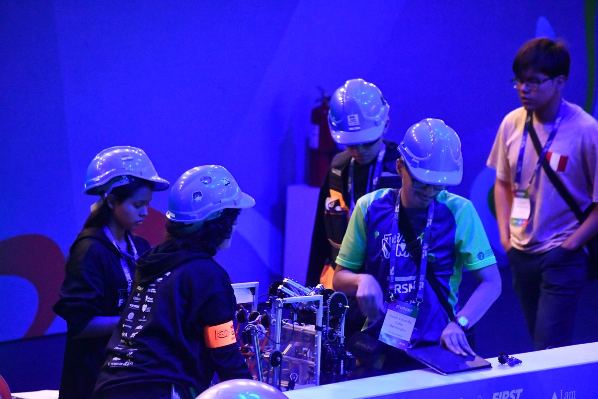 FUSALMO_Oficial's tweet image. 🤖💪 ¡La energía no se detiene en el #FGC2025!
El Team El Salvador continúa con las jornadas de práctica, afinando estrategias, calibrando el robot y preparándose para dar lo mejor en cada desafío. 🇸🇻✨
#TeamElSalvador #FIRSTGlobalChallenge #FUSALMO #STEM #OrgulloSalvadoreño